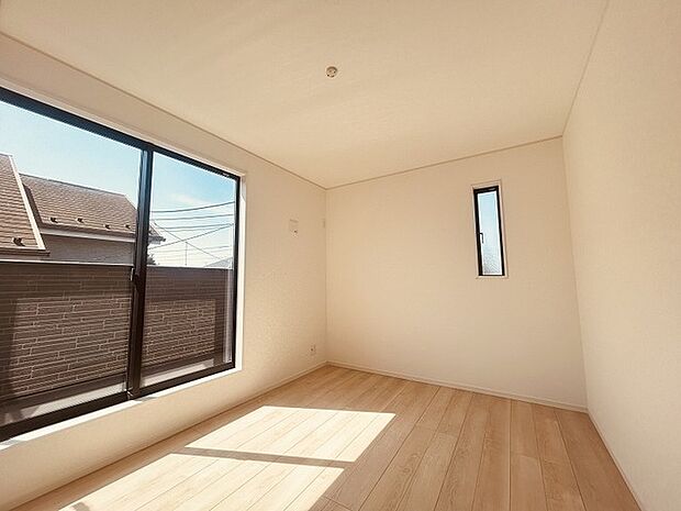 洋室はモダンなデザインと機能性を備え、快適な生活空間に。明るい窓から差し込む自然光が広々とした空間をさらに明るく開放的に感じさせます。