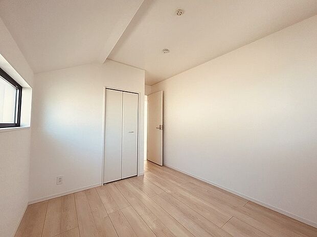 スマートなデザインと賢い収納が生活を快適にします。広々とした雰囲気を演出する工夫が施され、生活空間の魅力を引き出します。