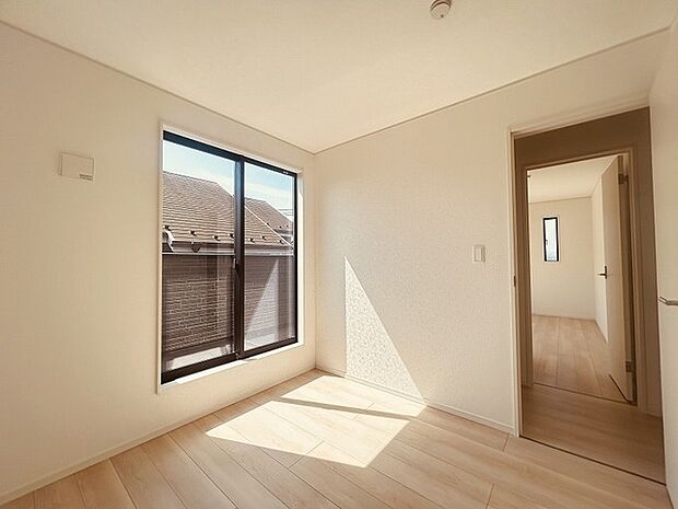 スタイリッシュなデザインと快適な居住性を兼ね備えた洋室。広々とした空間は、自分らしいインテリアを楽しむことができるほか、リラックスした時間を過ごすことができそうです。 