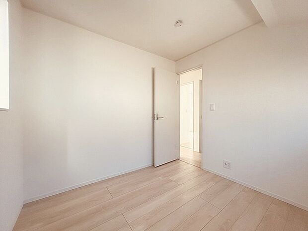 実際に室内をご見学頂くと生活のイメージが広がると思います。家具を置いたイメージや窓からの景色など。周辺で販売に出している物件も一緒にまとめてご見学頂き、比較する事もできます。