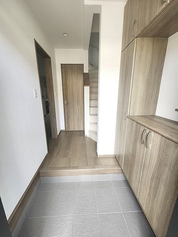 玄関は家の第一印象を左右する重要な場所。ほどよい広さとスタイリッシュな色遣いが印象的です。