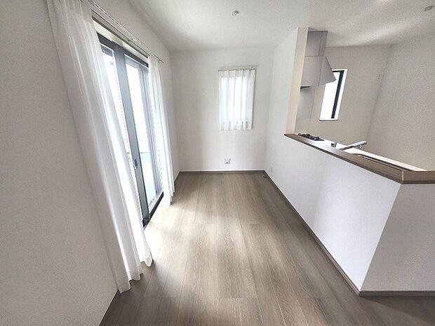 家族が食事するダイニングスペースをキッチンから見渡せる設計に。お料理をしながら家族とのコミュニケーションが増えそうな予感。