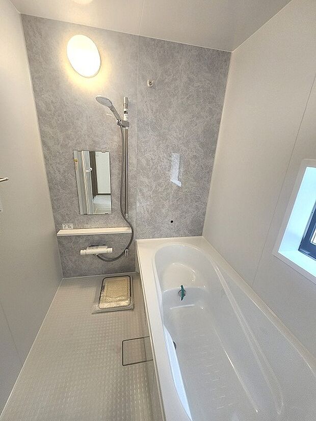 一日の疲れを癒してくれるゆったりとしたバスルームです。