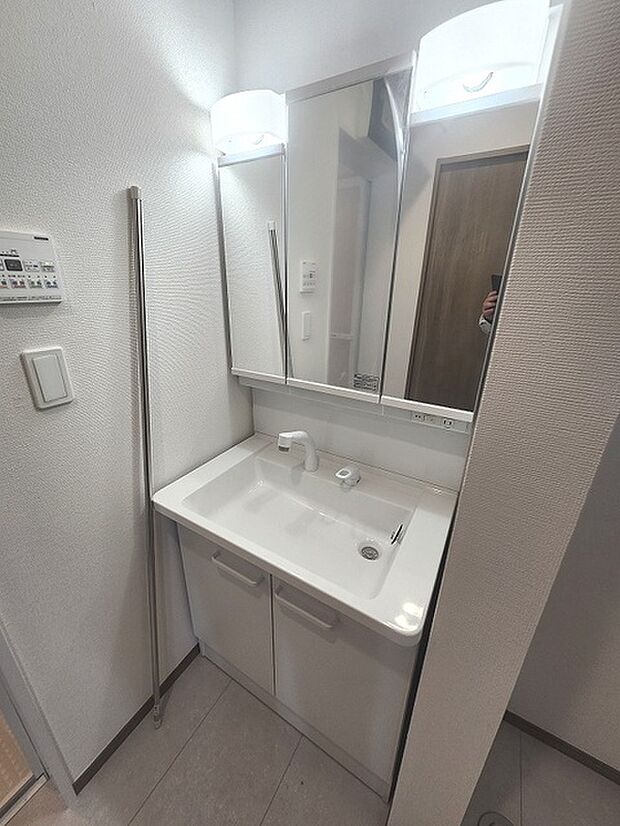 三面鏡に洗面台。 コンセントに照明機能、多機能性を備えた設備です。
