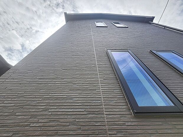 実際に室内をご見学頂くと生活のイメージが広がると思います。家具を置いたイメージや窓からの景色など。周辺で販売に出している物件も一緒にまとめてご見学頂き、比較する事もできます。