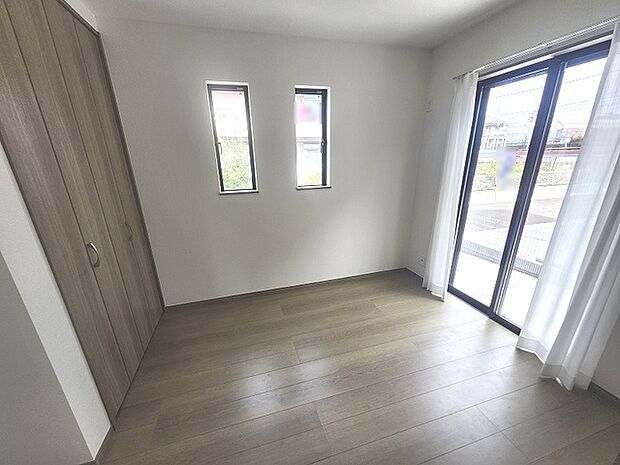 洋室はモダンなデザインと機能性を備え、快適な生活空間に。明るい窓から差し込む自然光が広々とした空間をさらに明るく開放的に感じさせます。