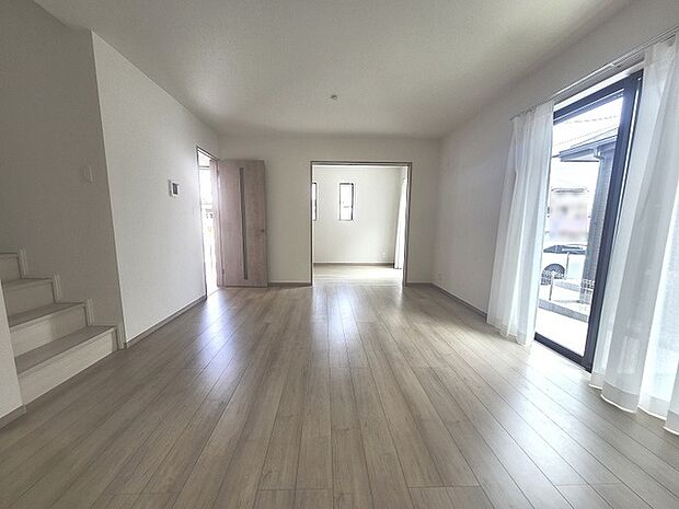 リビングの真ん中に階段がある人気のリビング階段。自然と家族のコミュニケーションが増えます。 