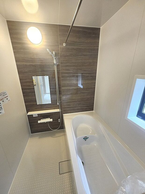 一日の疲れを癒してくれるゆったりとしたバスルームです。 