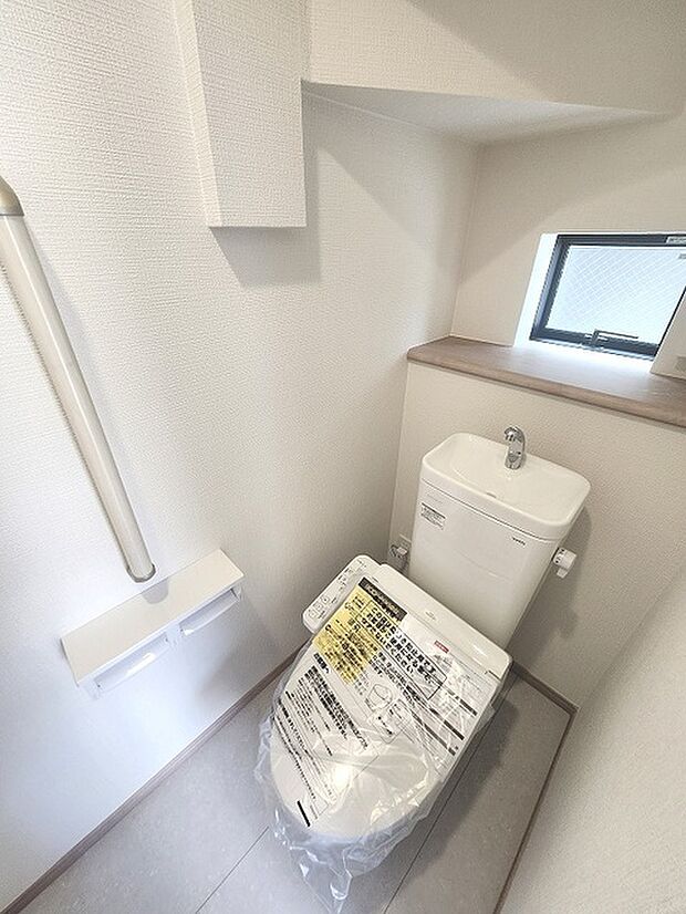 階段下を有効活用したトイレスペース。 便座はもちろんウォシュレット。  
