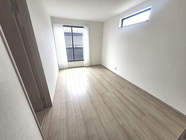 実際に室内をご見学頂くと生活のイメージが広がると思います。家具を置いたイメージや窓からの景色など。周辺で販売に出している物件も一緒にまとめてご見学頂き、比較する事もできます。