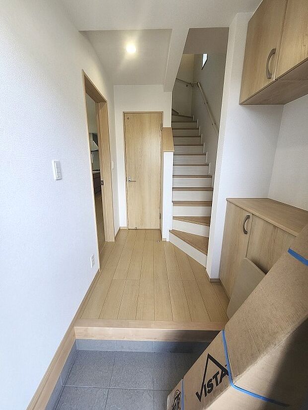 玄関は家の第一印象を左右する重要な場所。ほどよい広さとスタイリッシュな色遣いが印象的です。