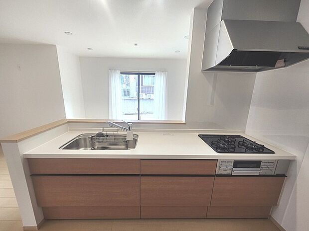 お料理をしながらリビングの家族やゲストとの会話が楽しめるカウンタータイプのキッチン。毎日のお料理を楽しく快適に。