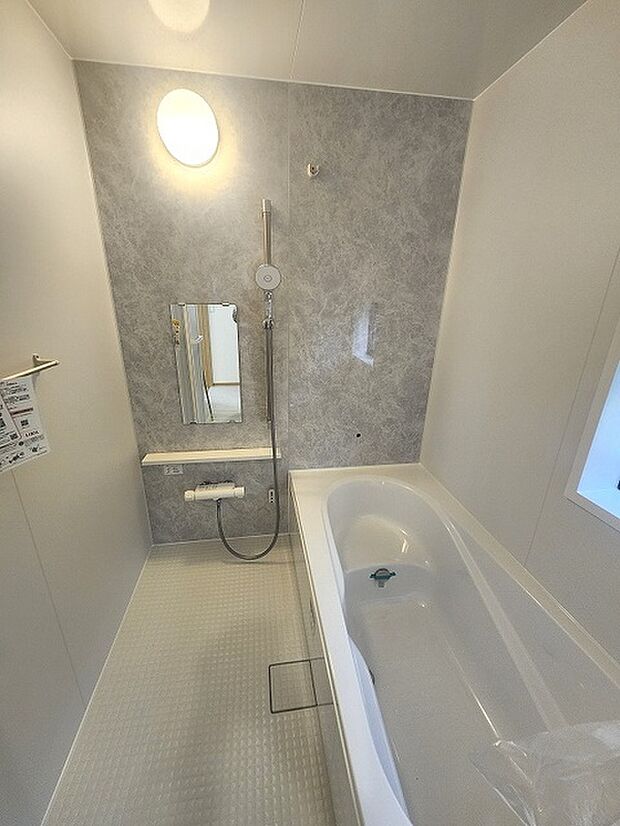 一日の疲れを癒してくれるゆったりとしたバスルームです。