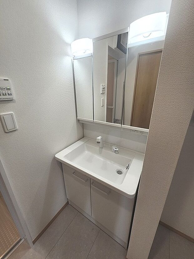 三面鏡に洗面台。 コンセントに照明機能、多機能性を備えた設備です。