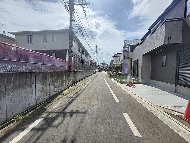 周辺は住宅が建ち並ぶ閑静な住宅街です。