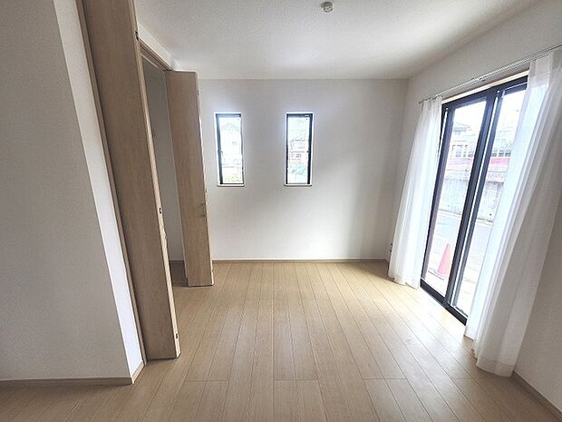 洋室はモダンなデザインと機能性を備え、快適な生活空間に。明るい窓から差し込む自然光が広々とした空間をさらに明るく開放的に感じさせます。