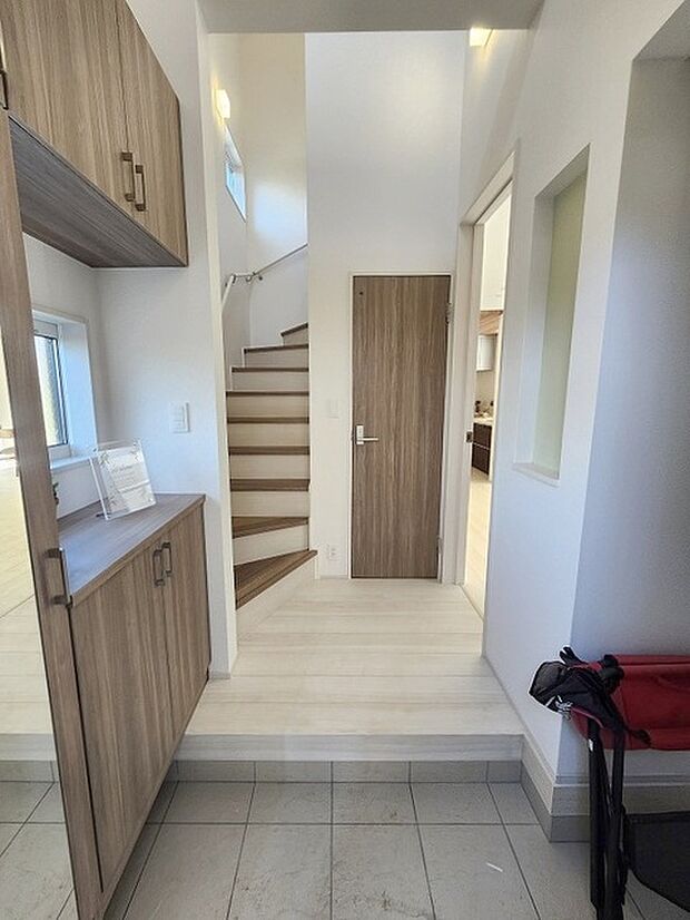 玄関は家の第一印象を左右する重要な場所。ほどよい広さとスタイリッシュな色遣いが印象的です。