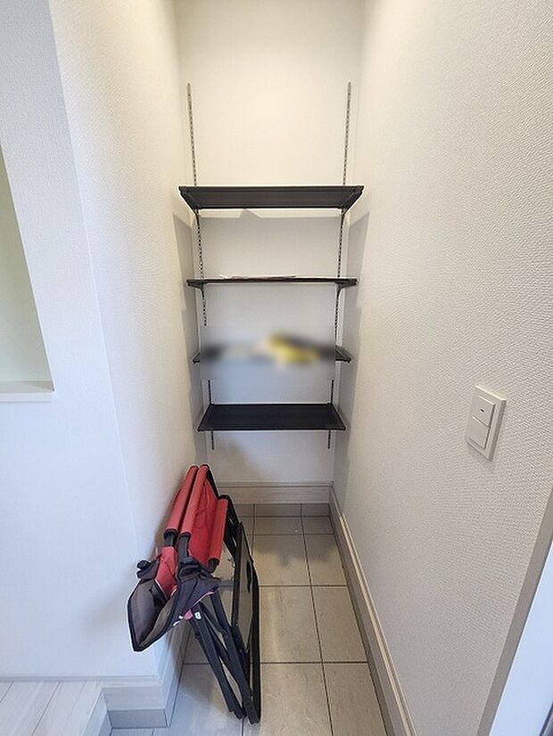 靴が沢山ある方には嬉しいシューズクローク。ベビーカーやゴルフバッグなども置けそうなスペースに 