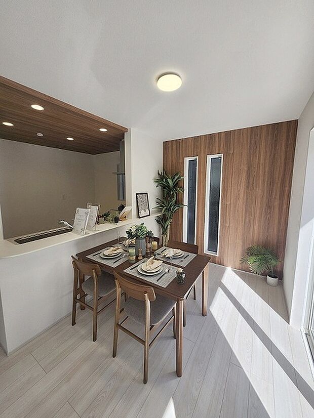 家族が食事するダイニングスペースをキッチンから見渡せる設計に。お料理をしながら家族とのコミュニケーションが増えそうな予感。 