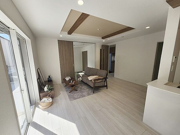 家族の集まるリビングは気持ちの良い自然光が差し込む団欒空間。室内のご見学予約も随時、受付中ですのでお気軽にお問合せください。