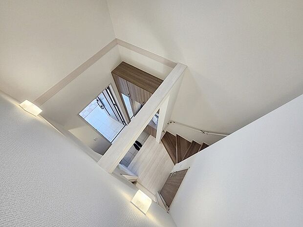 吹抜けの空間を意識した開放感のある玄関ホール。