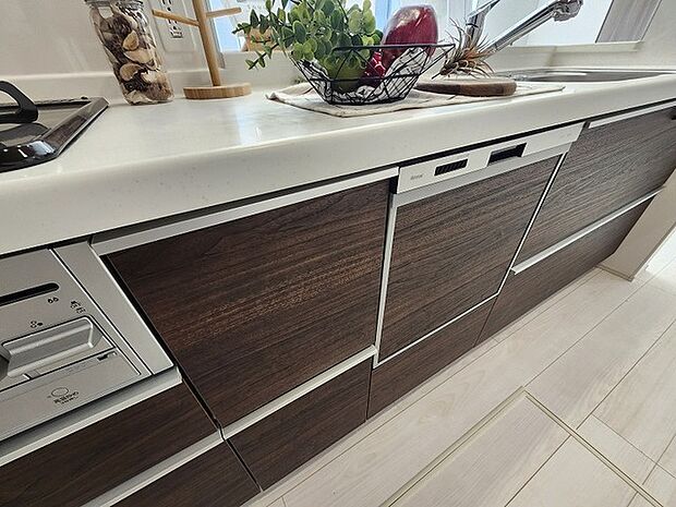 毎日の家事をサポートしてくれる食洗器も標準に装備。ちょっと嬉しい設備です