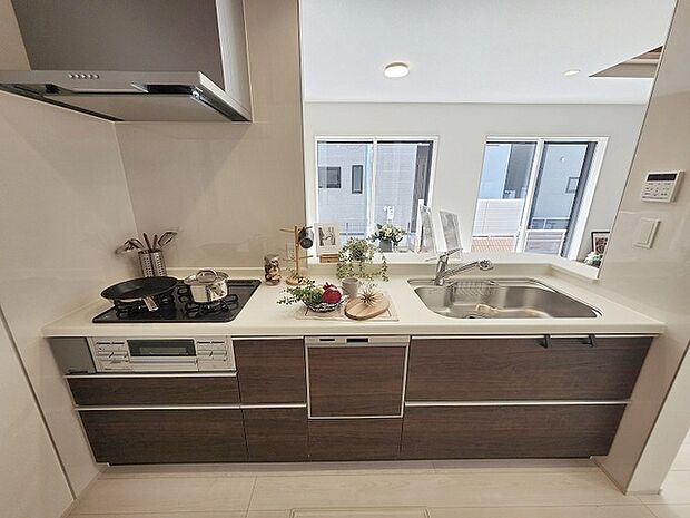 お料理をしながらリビングの家族やゲストとの会話が楽しめるカウンタータイプのキッチン。毎日のお料理を楽しく快適に。