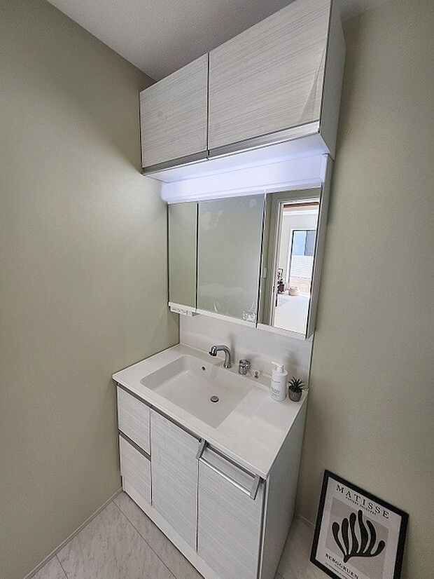 三面鏡に洗面台。 コンセントに照明機能、多機能性を備えた設備です。