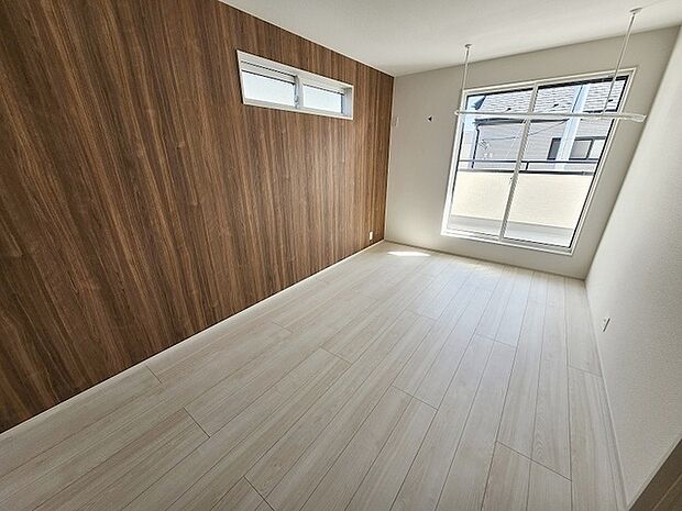 洋室はモダンなデザインと機能性を備え、快適な生活空間に。明るい窓から差し込む自然光が広々とした空間をさらに明るく開放的に感じさせます。  