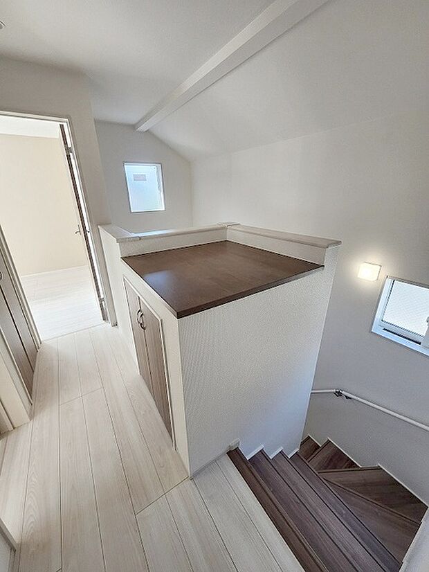 実際に室内をご見学頂くと生活のイメージが広がると思います。家具を置いたイメージや窓からの景色など。周辺で販売に出している物件も一緒にまとめてご見学頂き、比較する事もできます。