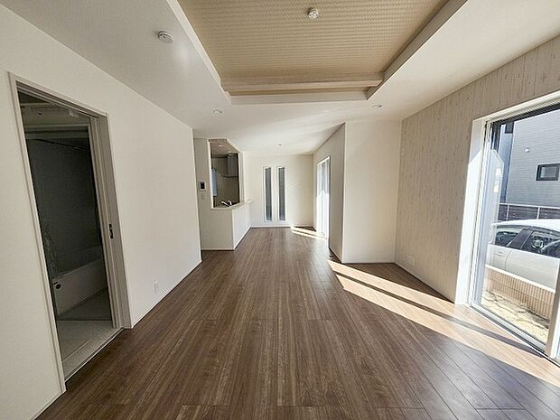 家族の集まるリビングは気持ちの良い自然光が差し込む団欒空間。室内のご見学予約も随時、受付中ですのでお気軽にお問合せください。