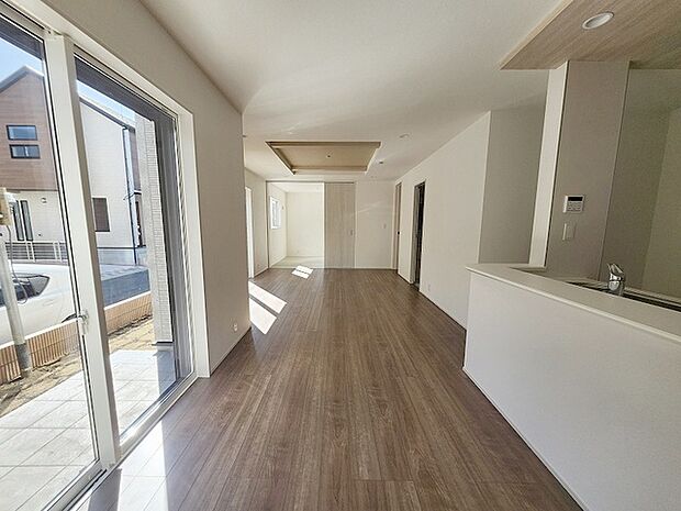 家族が食事するダイニングスペースをキッチンから見渡せる設計に。お料理をしながら家族とのコミュニケーションが増えそうな予感。