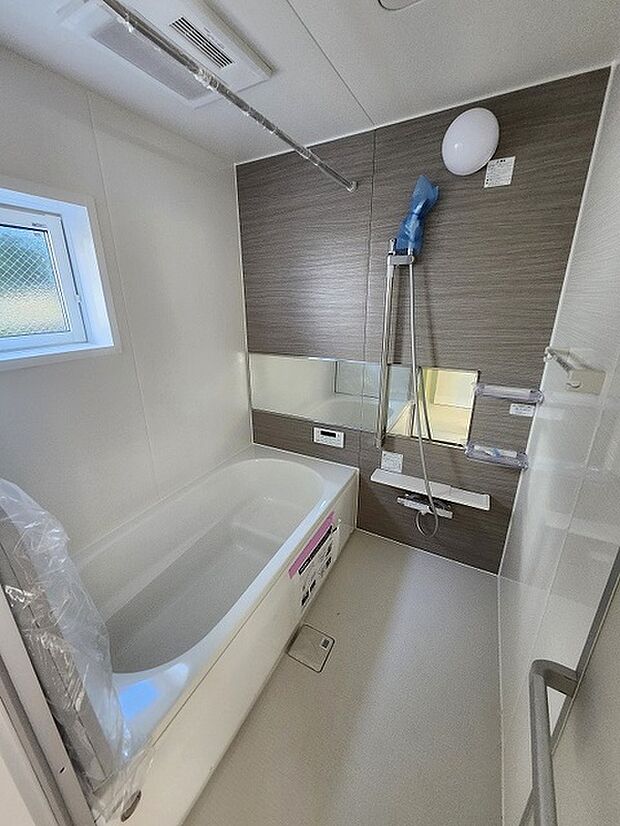 一日の疲れを癒してくれるゆったりとしたバスルームです。