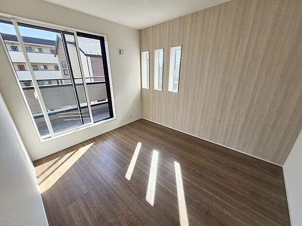 洋室はモダンなデザインと機能性を備え、快適な生活空間に。明るい窓から差し込む自然光が広々とした空間をさらに明るく開放的に感じさせます。