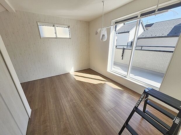 スタイリッシュなデザインと快適な居住性を兼ね備えた洋室。広々とした空間は、自分らしいインテリアを楽しむことができるほか、リラックスした時間を過ごすことができそうです。