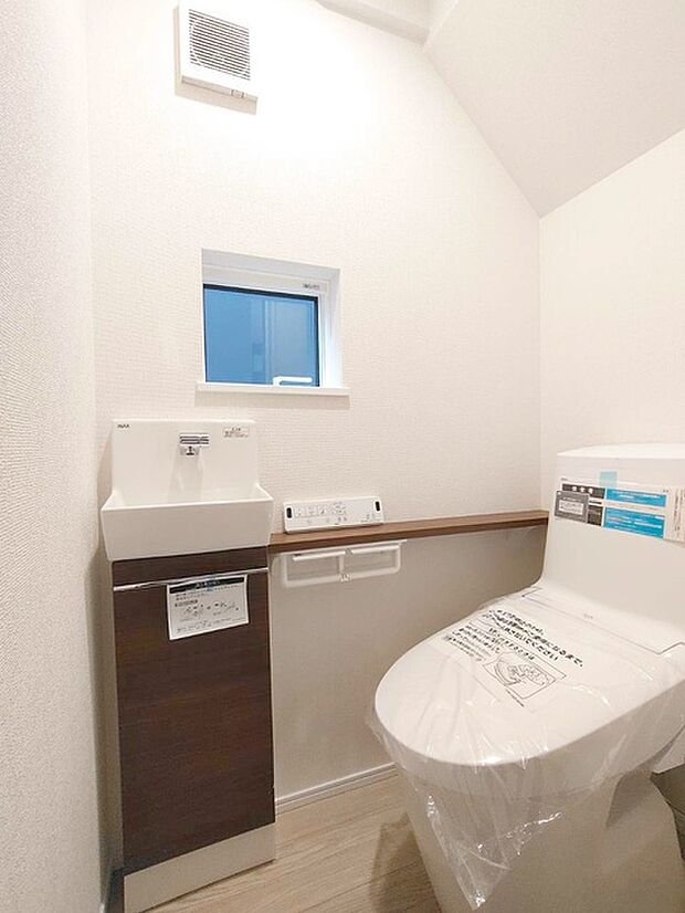 トイレにはウォシュレット機能を標準装備。
