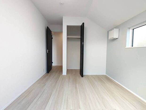 勾配天井の2階のお部屋。この勾配の角度がお洒落な雰囲気を感じさせてくれます。