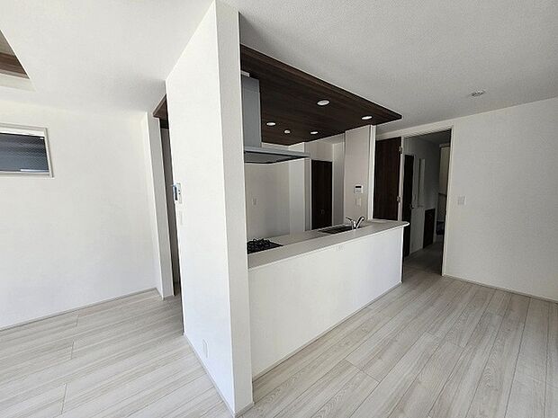 家族が食事するダイニングスペースをキッチンから見渡せる設計に。お料理をしながら家族とのコミュニケーションが増えそうな予感。