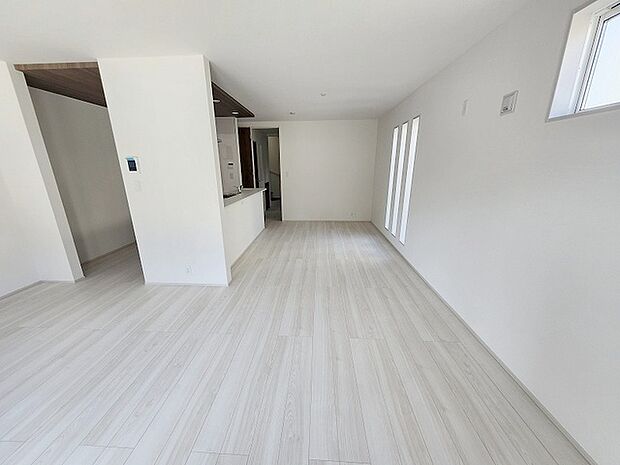 実際に室内をご見学頂くと生活のイメージが広がると思います。家具を置いたイメージや窓からの景色など。周辺で販売に出している物件も一緒にまとめてご見学頂き、比較する事もできます。