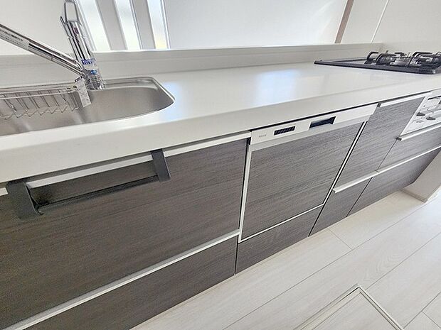 毎日の家事をサポートしてくれる食洗器も標準に装備。ちょっと嬉しい設備です