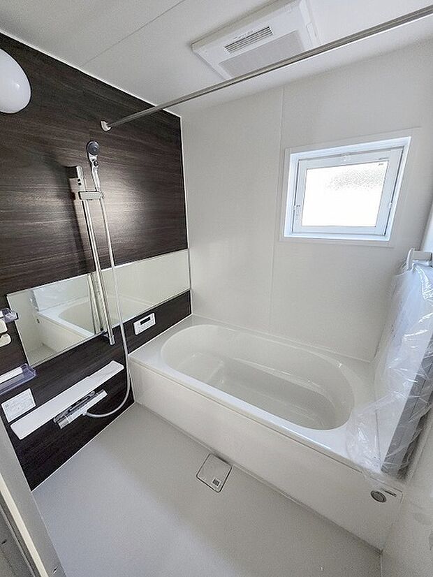 一日の疲れを癒してくれるゆったりとしたバスルームです。