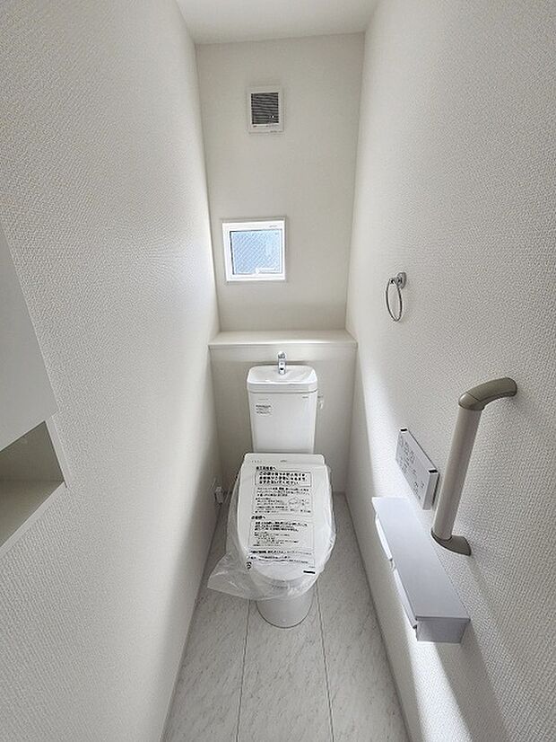 2階トイレ。ウォシュレット機能を標準装備。