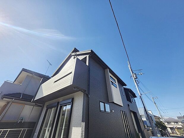 周辺の街並みの中で適度な主張、生活に溶け込むシンプルなデザインの外観が魅力の一戸建です。