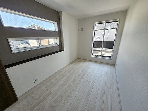 洋室はモダンなデザインと機能性を備え、快適な生活空間に。明るい窓から差し込む自然光が広々とした空間をさらに明るく開放的に感じさせます。