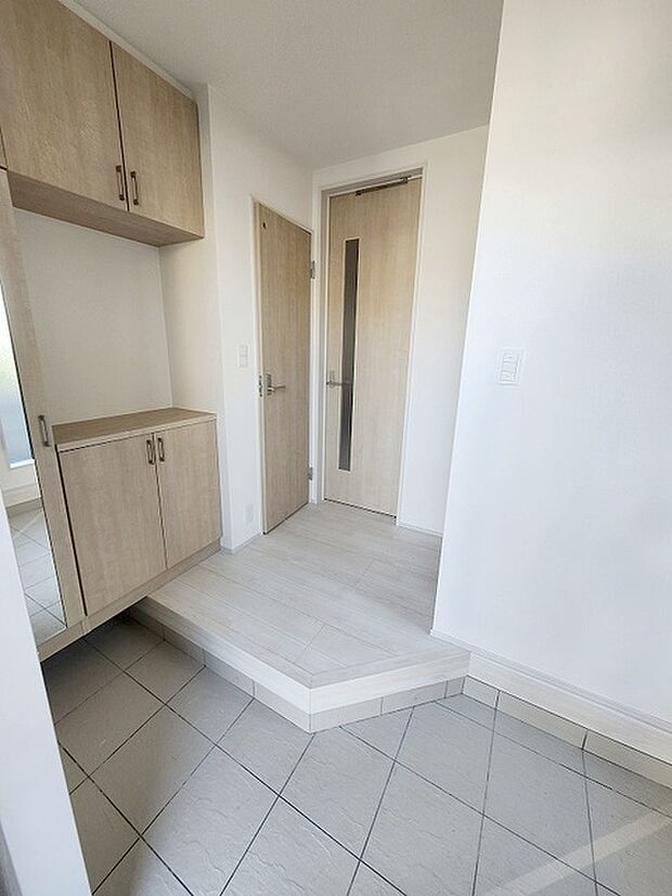 玄関は家の第一印象を左右する重要な場所。ほどよい広さとスタイリッシュな色遣いが印象的です。