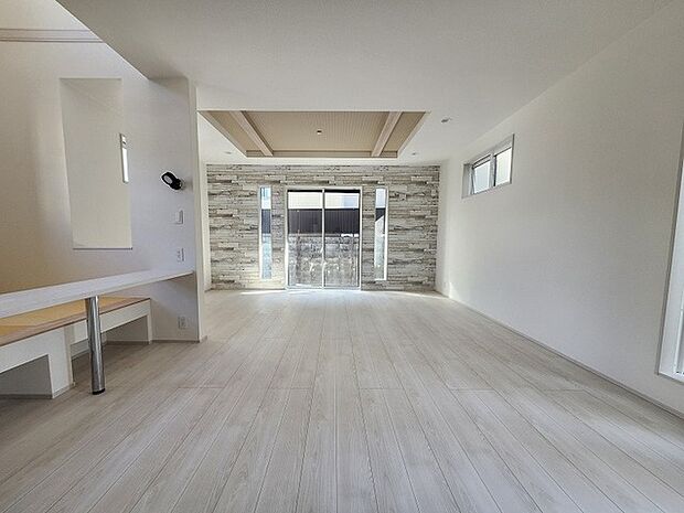 家族の集まるリビングは気持ちの良い自然光が差し込む団欒空間。室内のご見学予約も随時、受付中ですのでお気軽にお問合せください。