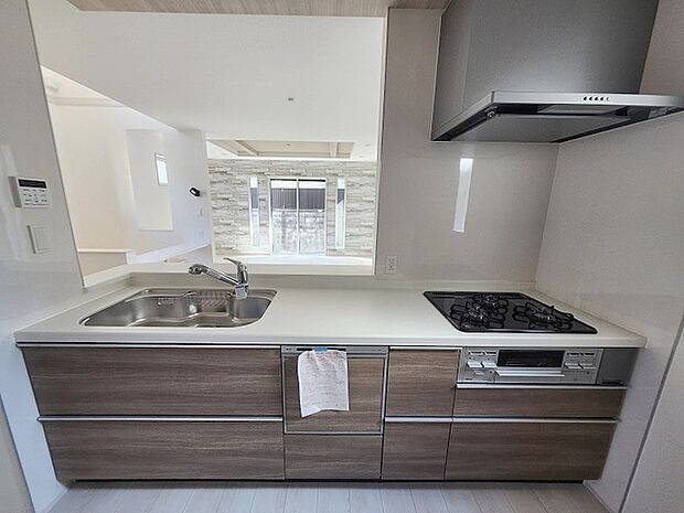 お料理をしながらリビングの家族やゲストとの会話が楽しめるカウンタータイプのキッチン。毎日のお料理を楽しく快適に。