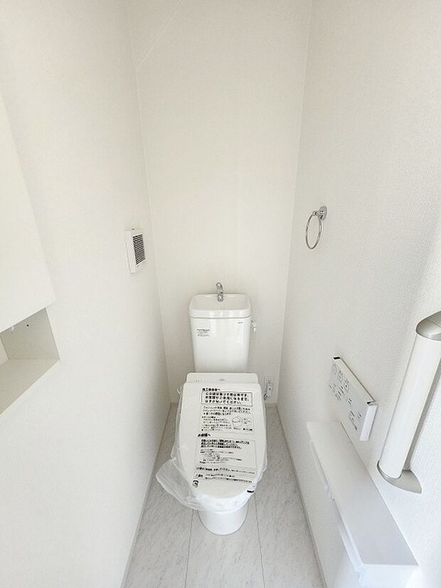 トイレにはウォシュレット機能を標準装備。