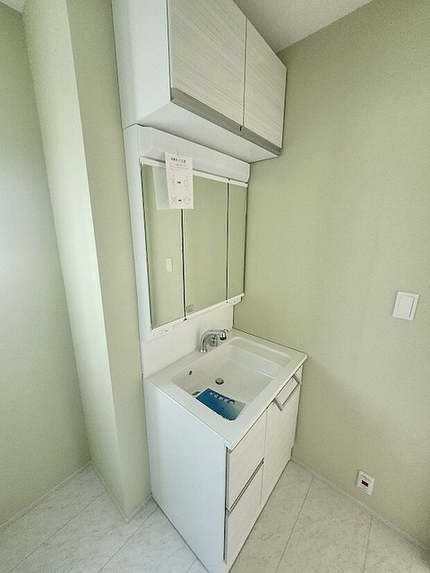 三面鏡に洗面台。 コンセントに照明機能、多機能性を備えた設備です。