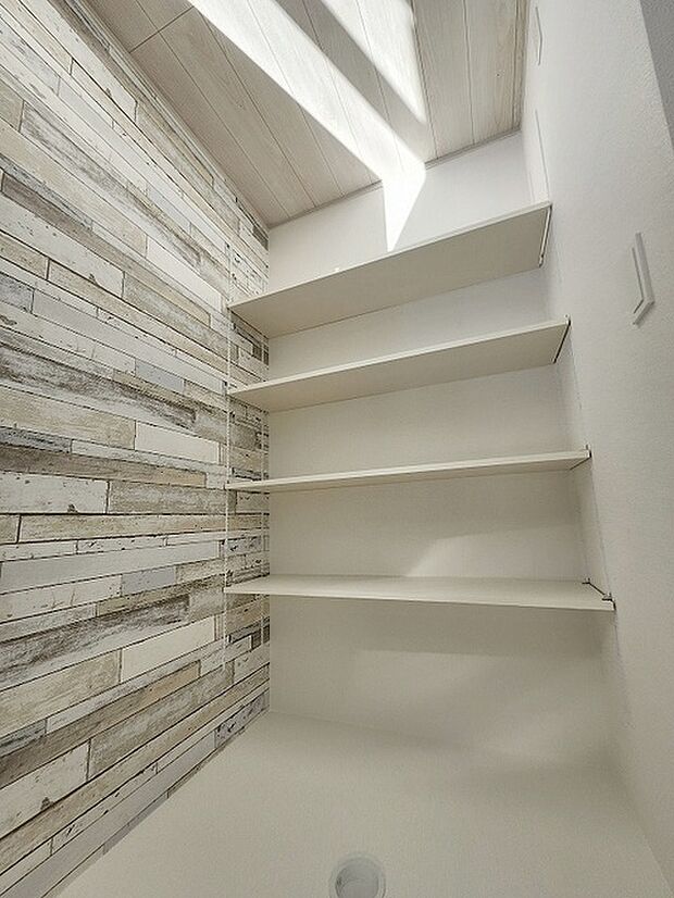 各所に効率的に配置された収納スペースがあり、日常のモノをすっきりと収納できます。